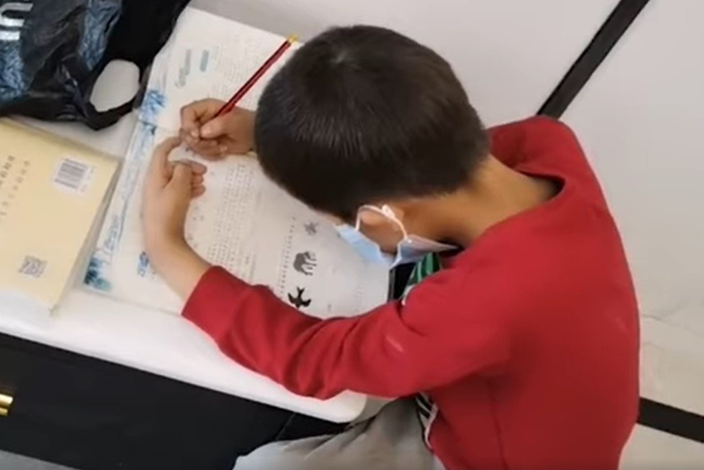 Cau be hoc ke o cho lam cua bo vi nha khong co ban hoc hinh anh