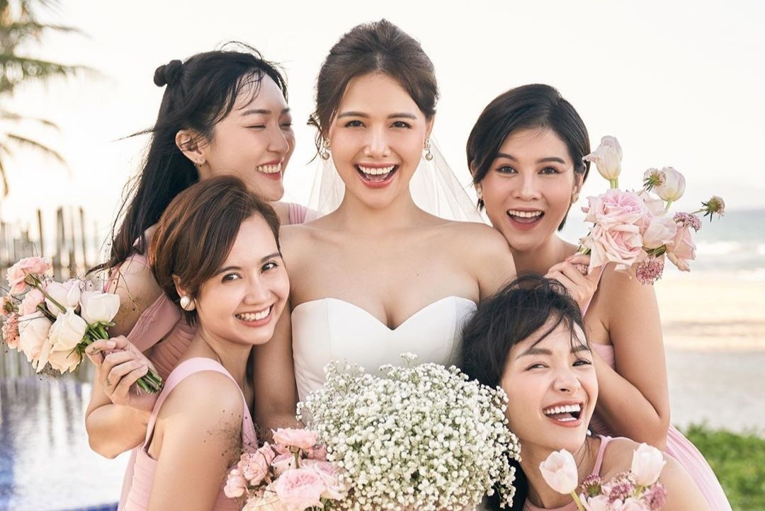 Dan phu dau toan hot girl doi dau trong le cuoi Phanh Lee hinh anh