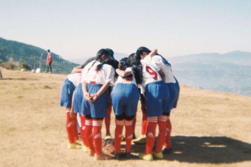 Tran bong da tren 'dinh the gioi' lam thay doi cuoc doi nhieu co gai hinh anh