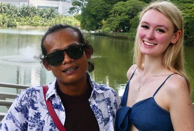 Cap 'chong cu vo tien' van bi chi trich, miet thi sau 2 nam ket hon hinh anh