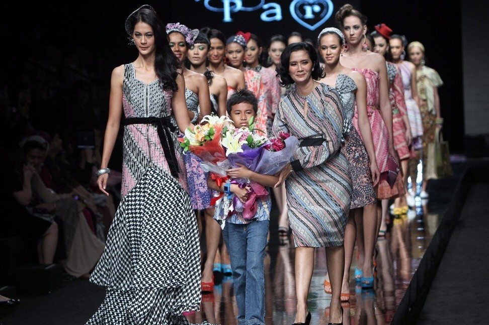 Nha thiet ke cam diec om giac mo thoi trang cho tre khuyet tat hinh anh