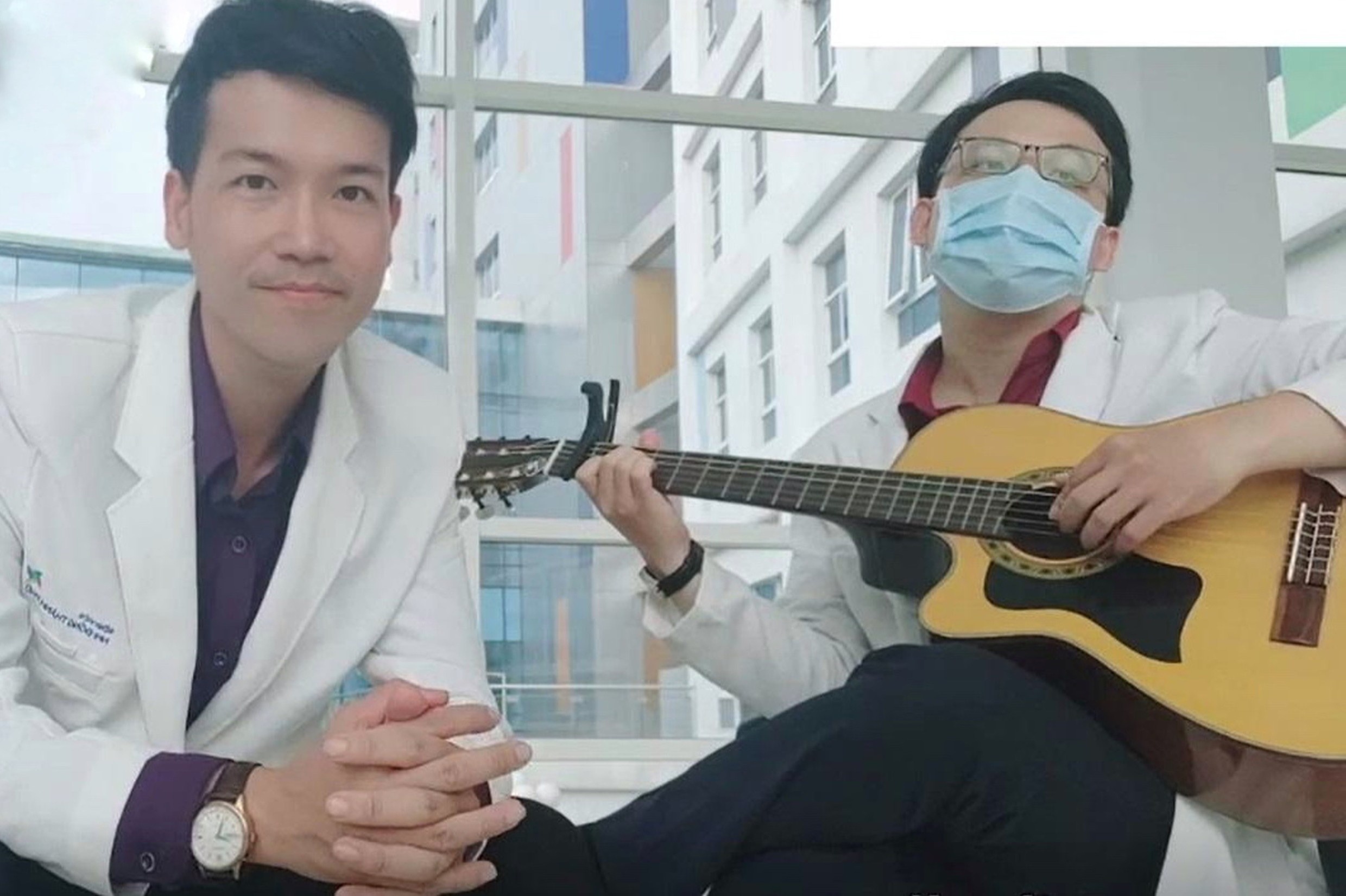 Bac si hat 'Hoa no khong mau' phien ban chong Covid-19 hinh anh