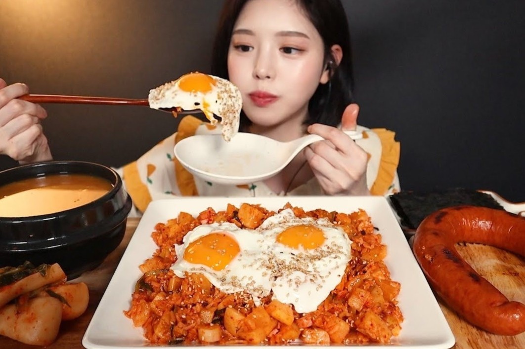 YouTuber Han bi to 'gia vo nhai' roi nho thuc an trong clip mukbang hinh anh