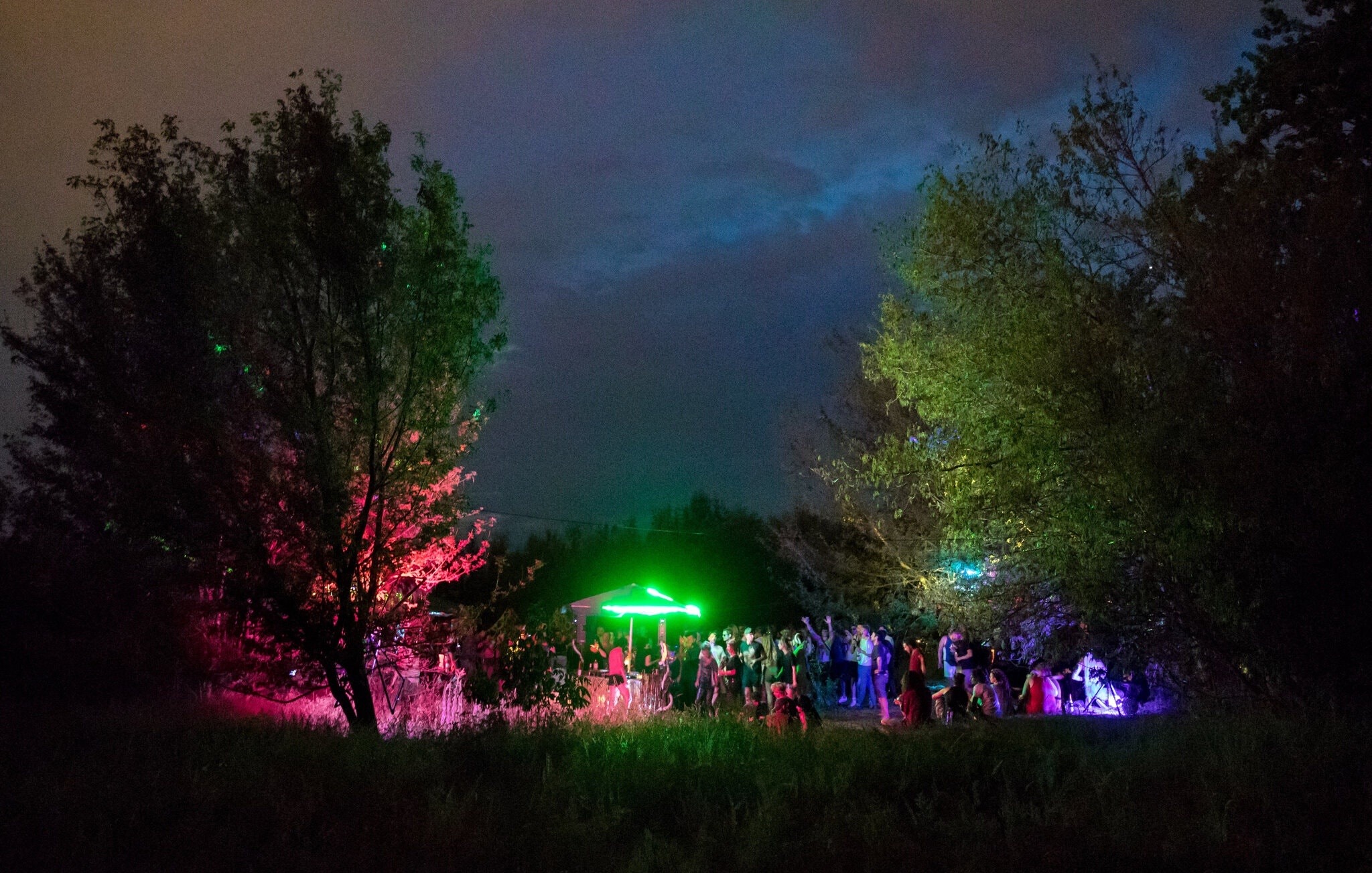 gioi tre to chuc tiec tung bat hop phap anh 1