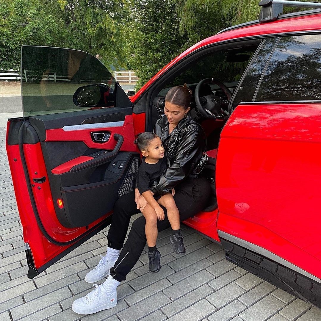 Kylie Jenner tang qua cho con gai anh 4