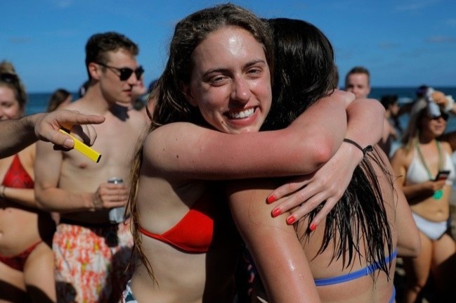 Nang nong ky luc, hang nghin nguoi Anh do ra bien mac Covid-19 hinh anh