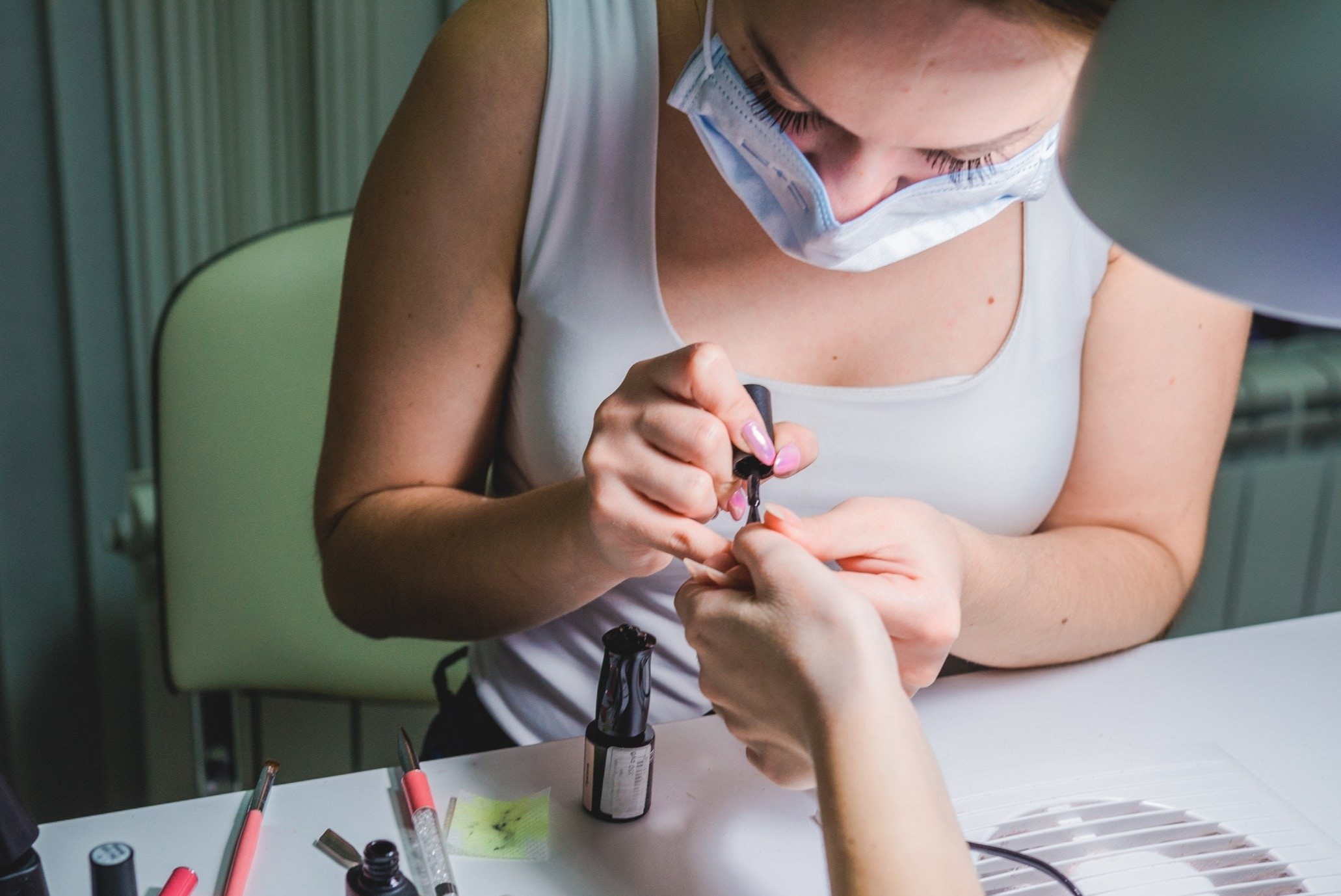 Nguoi phu nu My giau viec nhiem Covid-19 de di lam mong hinh anh