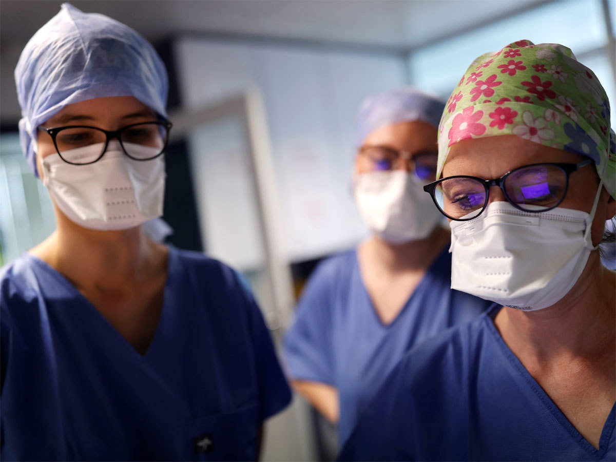 bac si qua doi vi covid-19 anh 2