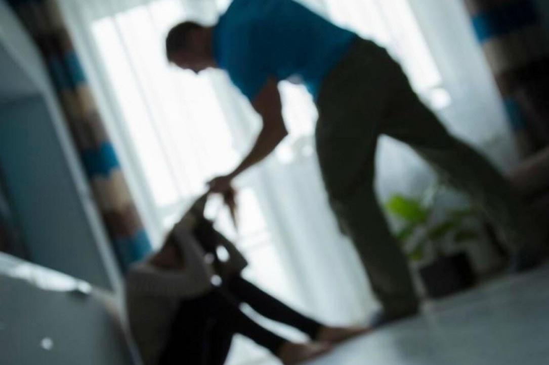 'Phai the nao chong moi danh' - su tho o truoc nan bao hanh gia dinh hinh anh