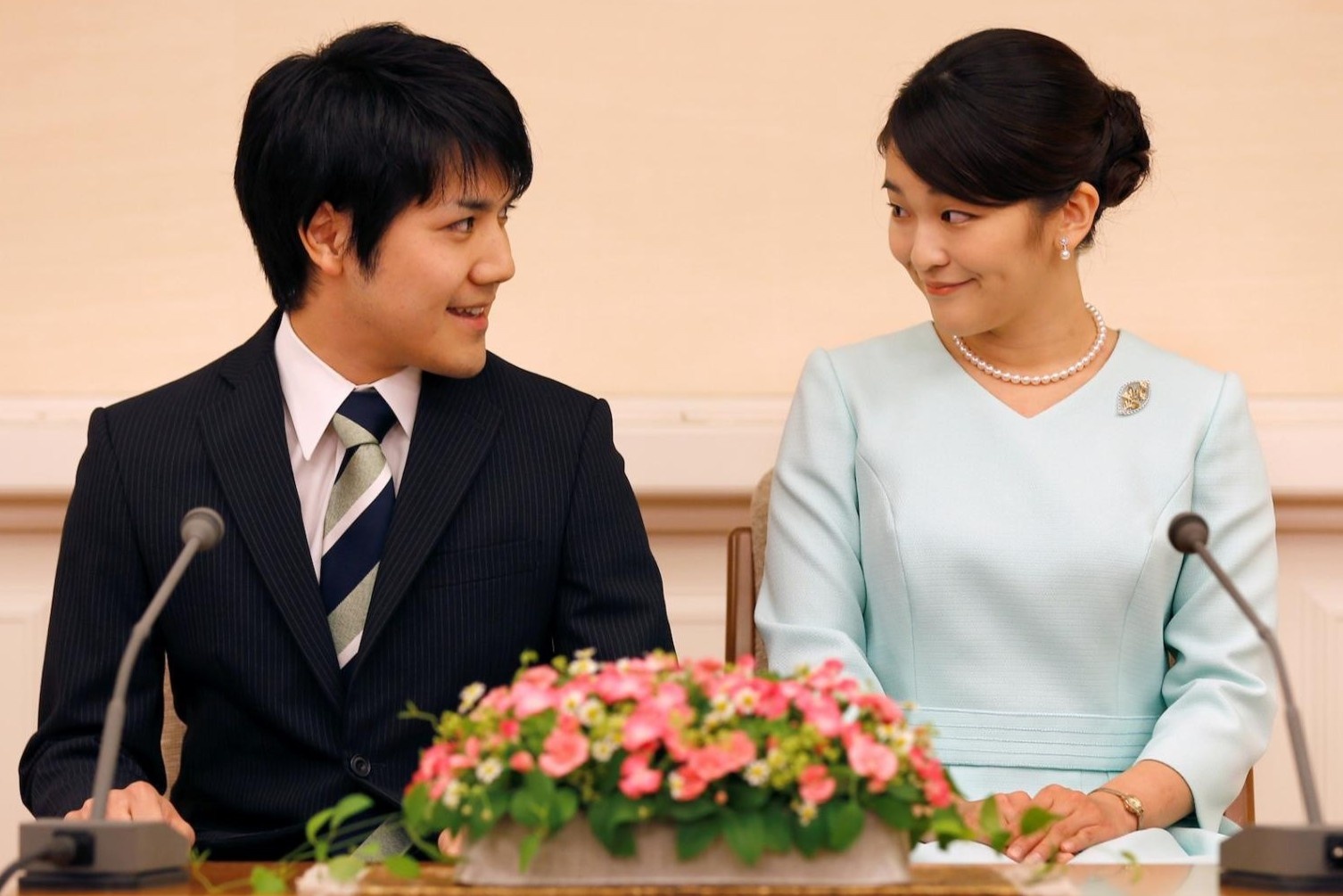 Cong chua Nhat hoan cuoi vi Covid-19 va nha chong no nan hinh anh