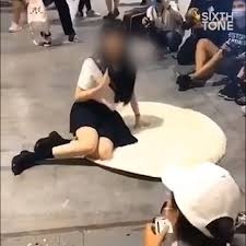 quan mac duoi vay anh 1