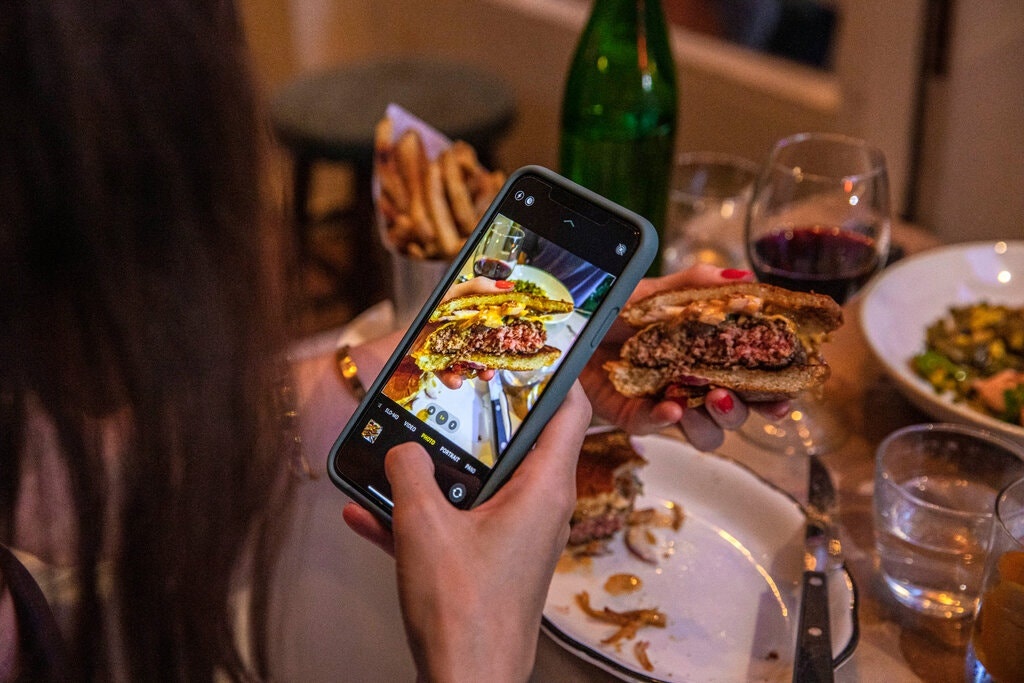 nha hang dong cua anh 3