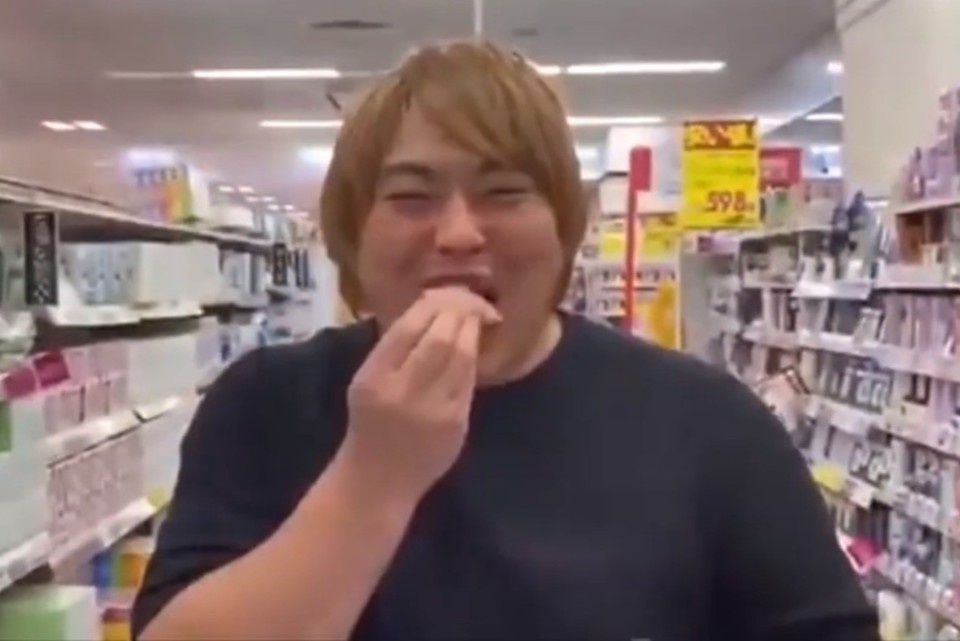 YouTuber nhiem Covid-19 bi bat vi an len sashimi o sieu thi hinh anh