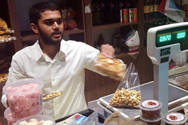 Ong chu kim cuong An Do day con ve que de tu lap hinh anh