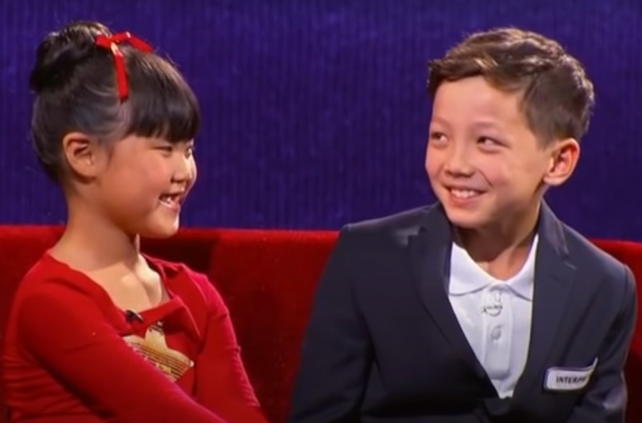Cau be biet 4 ngon ngu o Little Big Shots gio ra sao hinh anh