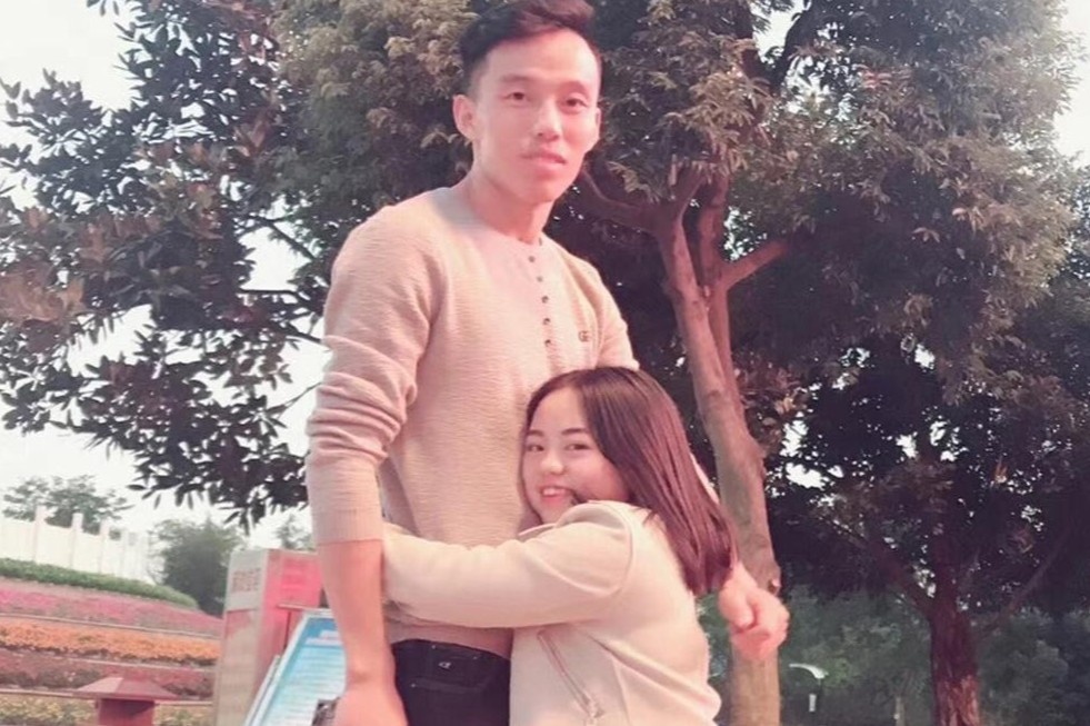 Co gai 1,2 m lay chong 1,8 m o Trung Quoc hinh anh