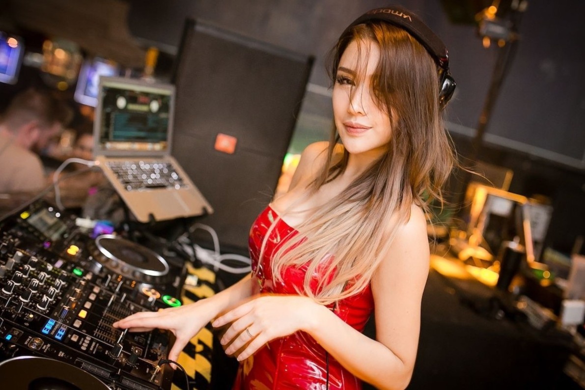 Nu DJ o chau A kho song voi nghe hinh anh
