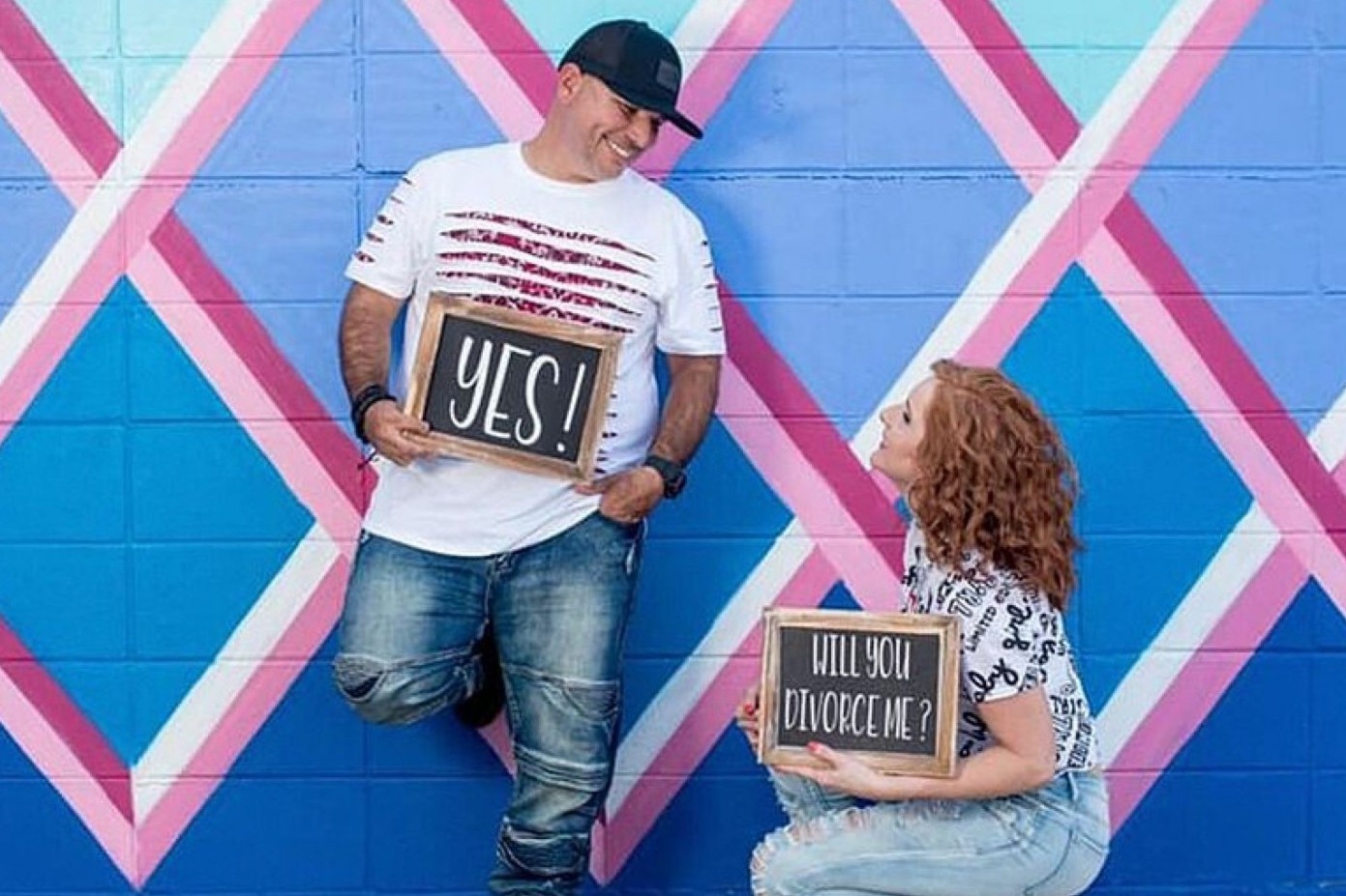 Cap vo chong My chup anh ky niem ngay ly hon hinh anh