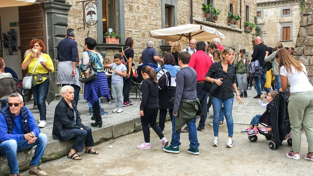 ngoi lang thu phi khach tham quan anh 3