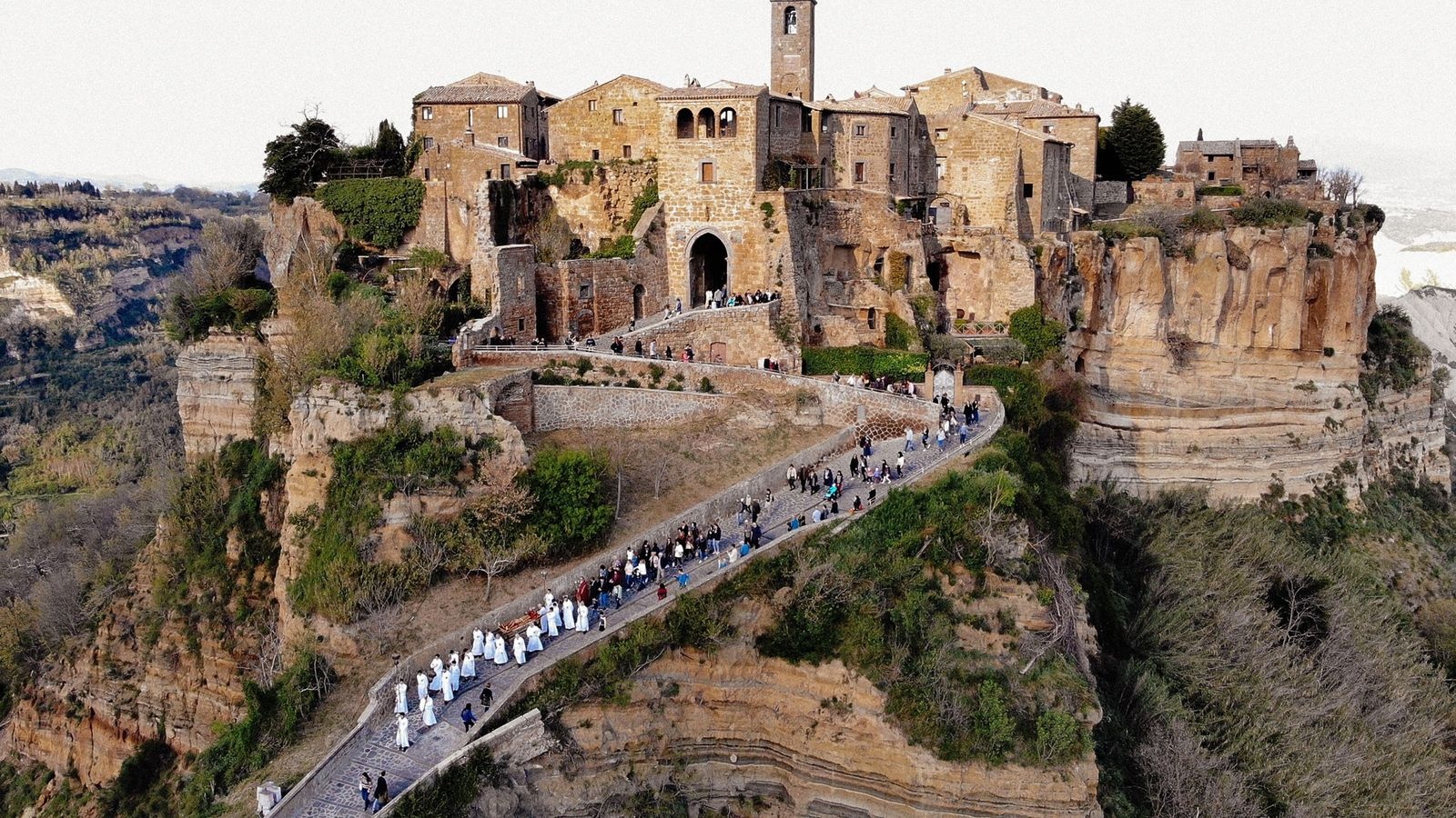 ngoi lang thu phi khach tham quan anh 1