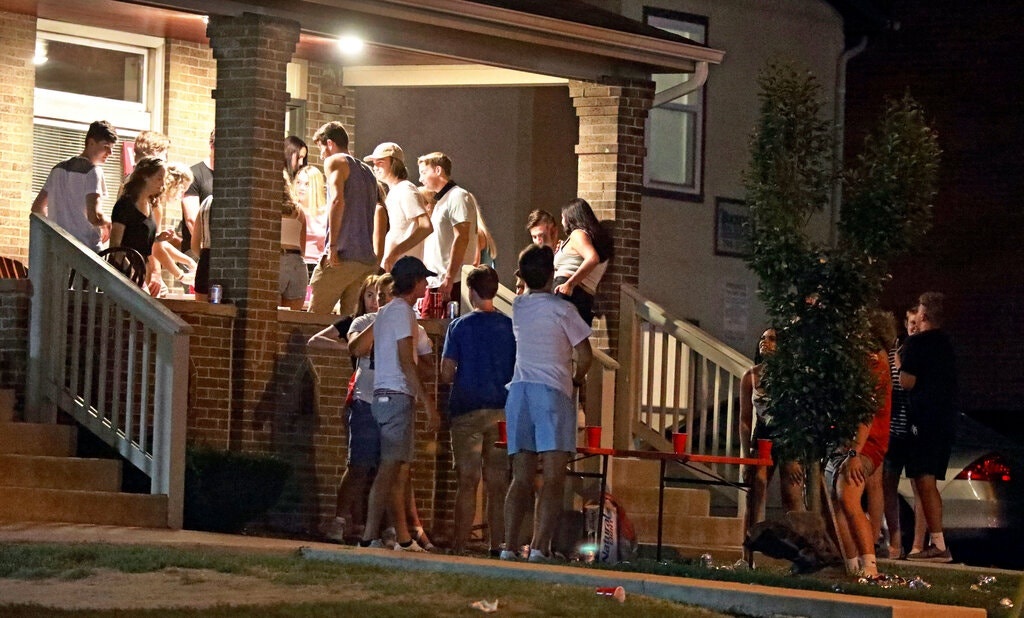 giới trẻ lây lan covid-19 ảnh 1 gioi tre lay lan covid-19 anh 1