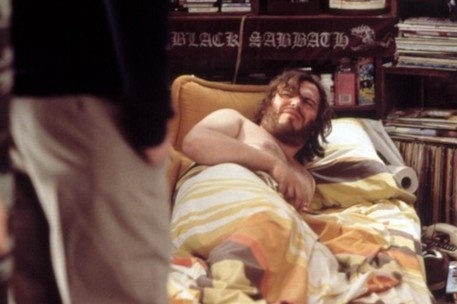 Con trai 30 tuoi kien me vi bi duoi khoi nha hinh anh