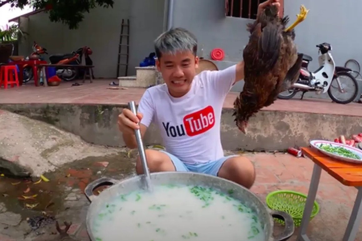 Vi sao video 'noi chao ga nguyen long' cua Hung Vlog lai viral hinh anh