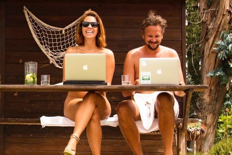 Cap vo chong khoa than di khap cac bai bien tren the gioi hinh anh