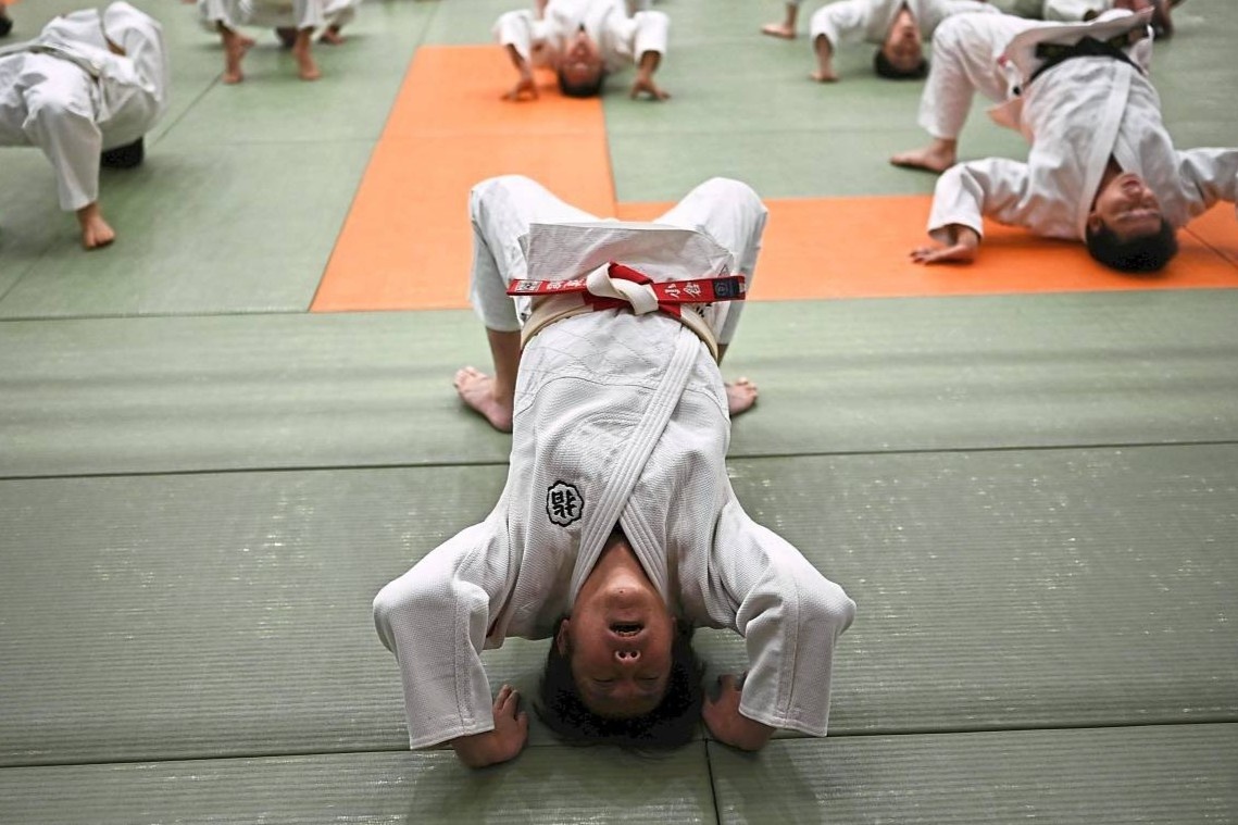 Bao luc va lam dung trong cac truong day vo o Nhat hinh anh