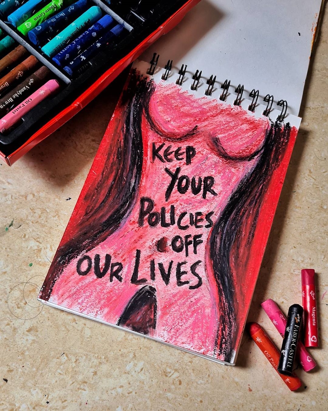 bi cam vao thu vien vi lo ao nguc anh 2