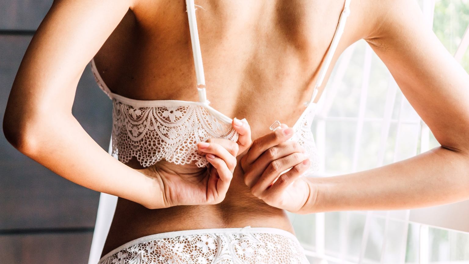 bi cam vao thu vien vi lo ao nguc anh 1