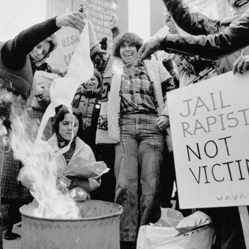 bị cấm vào thư viện vì lộ áo ngực ảnh 3 bi cam vao thu vien vi lo ao nguc anh 3