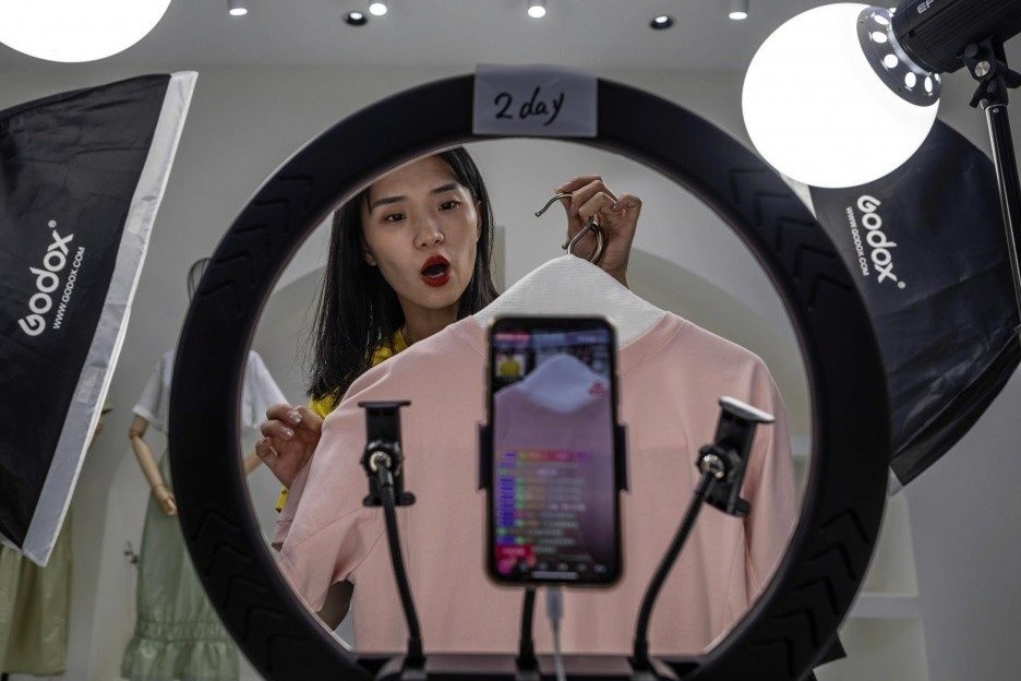 Tien mat, tat mang khi mua sam qua livestream hinh anh