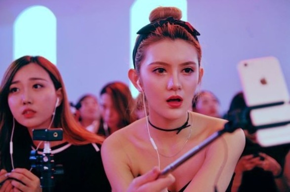 Om mong lam giau, gioi tre Trung Quoc do xo den 'lang livestream' hinh anh