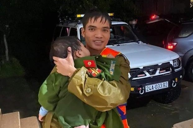 Chien si dung canh phuc u am cho be 2 tuoi o Quang Binh hinh anh