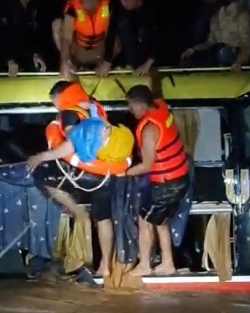 xe khach bi lu cuon quang binh anh 1