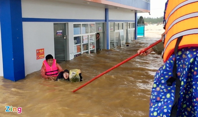 xe khach bi lu cuon quang binh anh 3