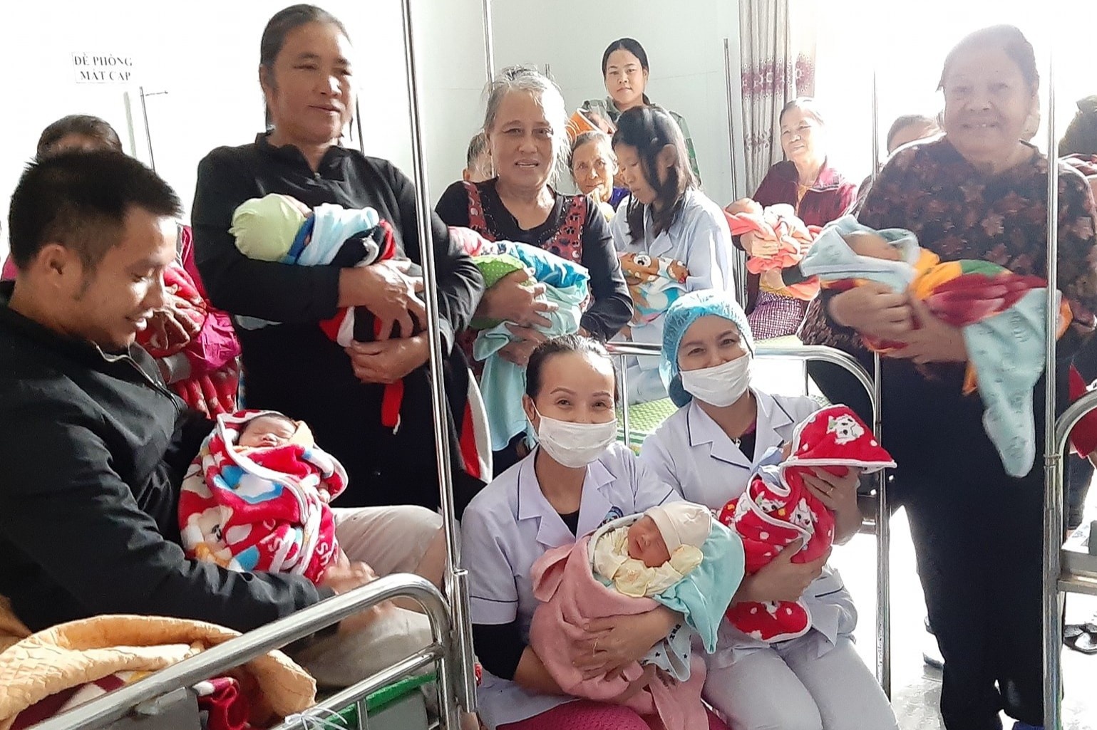 Dem khong ngu cua y bac si tai benh vien bi co lap do mua lu hinh anh