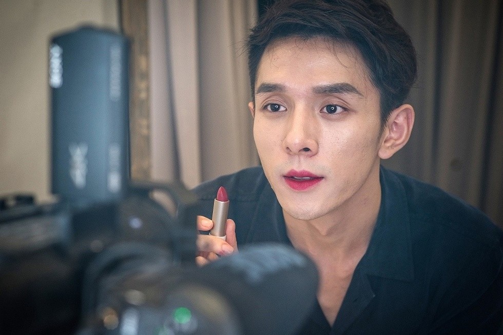 150 trieu dan Trung Quoc xem mot nguoi dan ong livestream ban son moi hinh anh