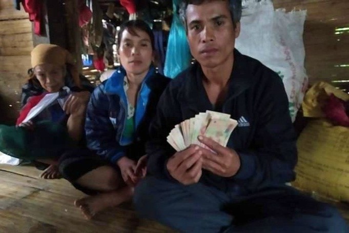 Tra lai 10 trieu dong tim thay trong tui quan ao cu cuu tro sau lu hinh anh