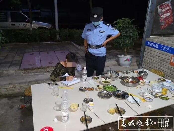 mot minh tra tien an anh 1