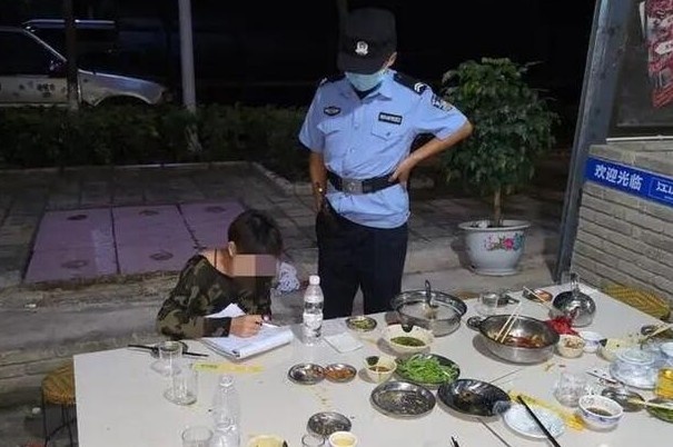 Nhom ban bo tron, de hoa don an uong cho mot nguoi tra o Trung Quoc hinh anh