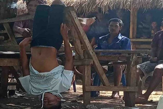 Thanh nien Indonesia bi phat treo nguoc nguoi vi bo tron voi ban gai hinh anh