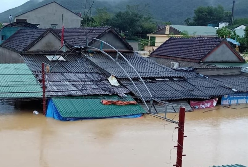 Lu cham noc nha, nguoi Nghe An len mang xa hoi cau cuu hinh anh