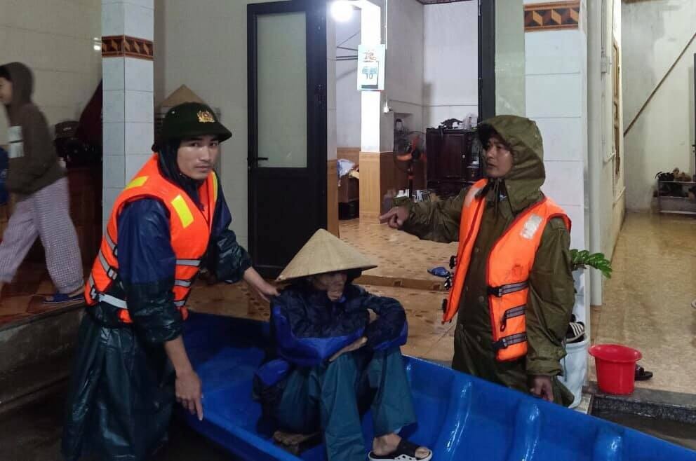 cong an xa giu thuyen anh 1