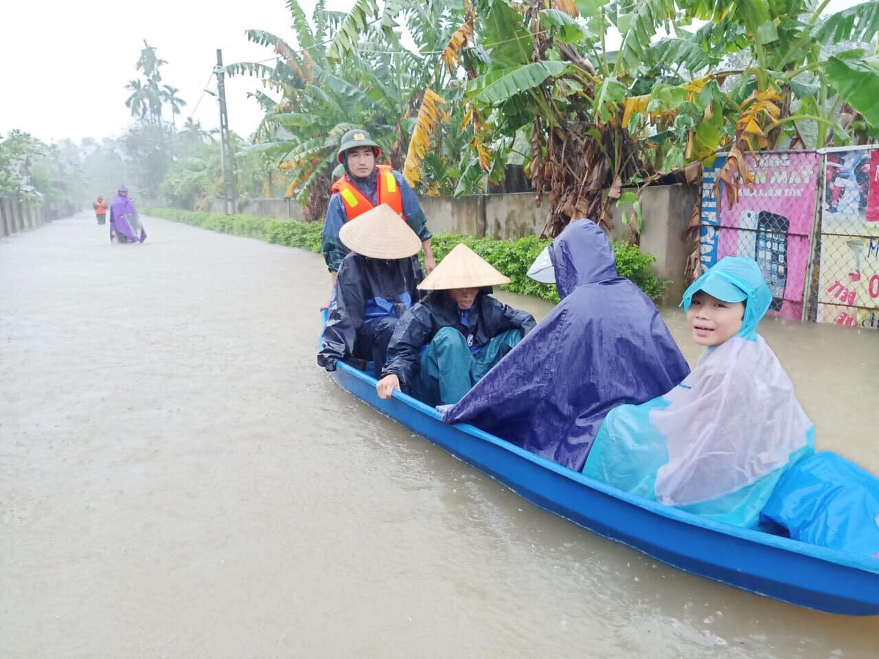 cong an xa giu thuyen anh 2