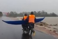 Chien si cong an chay bo 2 km de dua thuyen den cuu dan vung ngap hinh anh