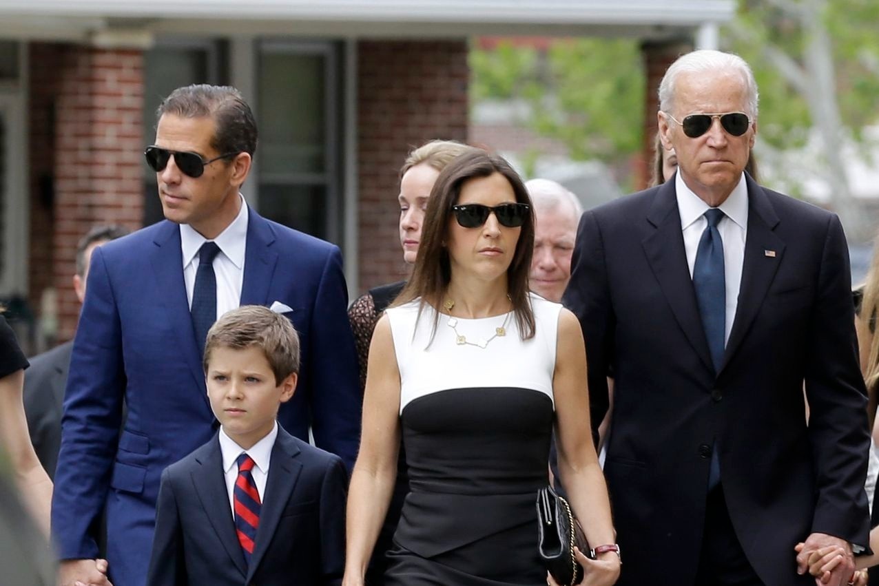 Con dau, con re cua ong Joe Biden song kin tieng, it dung mang xa hoi hinh anh