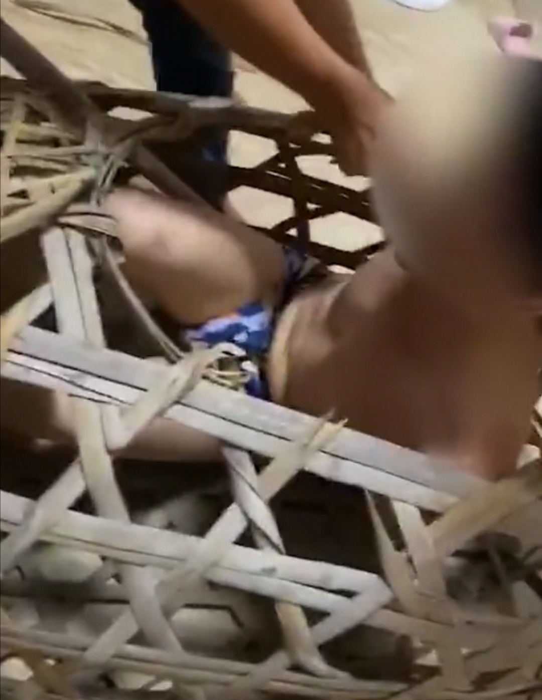 trung phat ngoai tinh anh 3