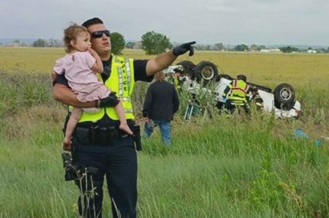 Buc anh canh sat do be gai o hien truong vu tai nan tai My hinh anh